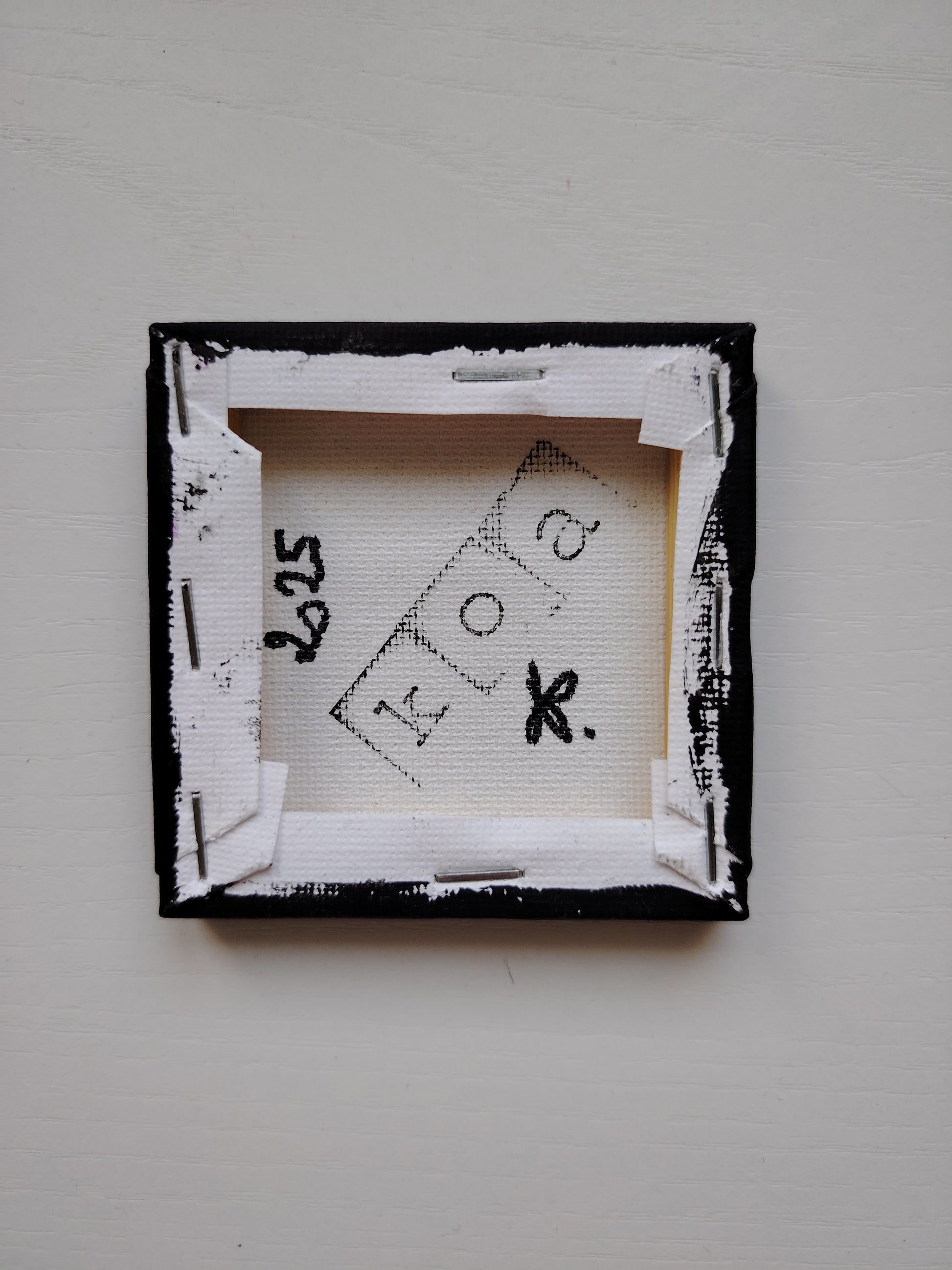 Signature de l’artiste KOA sur l’œuvre Mout Vert avec certificat d’authenticité et chevalet miniature