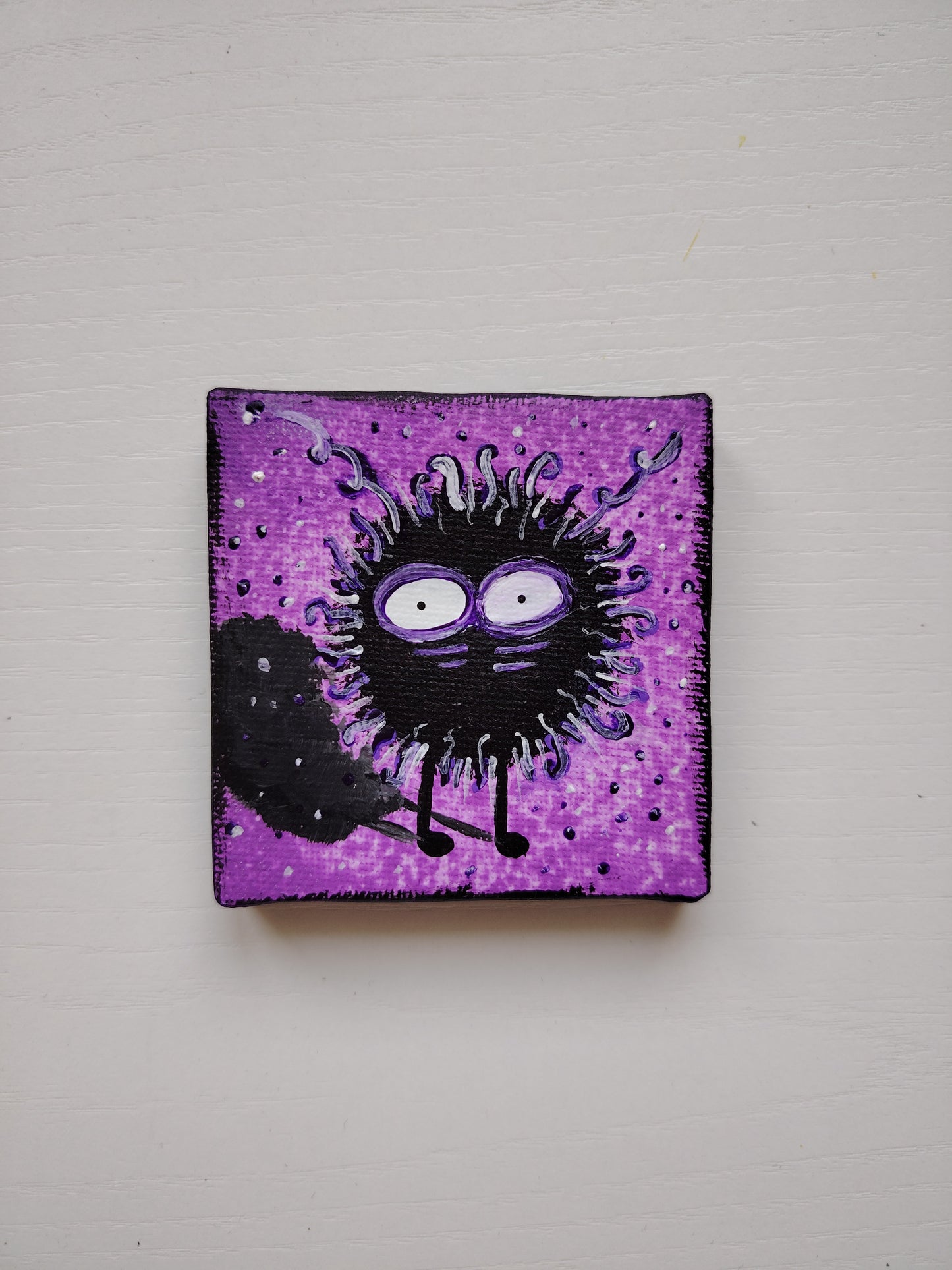 Micro œuvre KOA Mout Violet exposée en situation intérieure neutre, art contemporain pop et coloré
