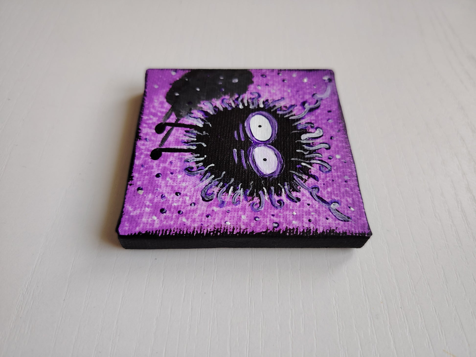 Côté de l’œuvre KOA Mout Violet sur châssis bois, peinture originale 7x7 cm
