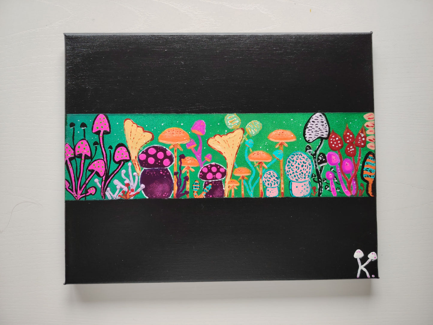 Peinture KOA Mushrooms exposée en intérieur, œuvre contemporaine pop art colorée et décorative