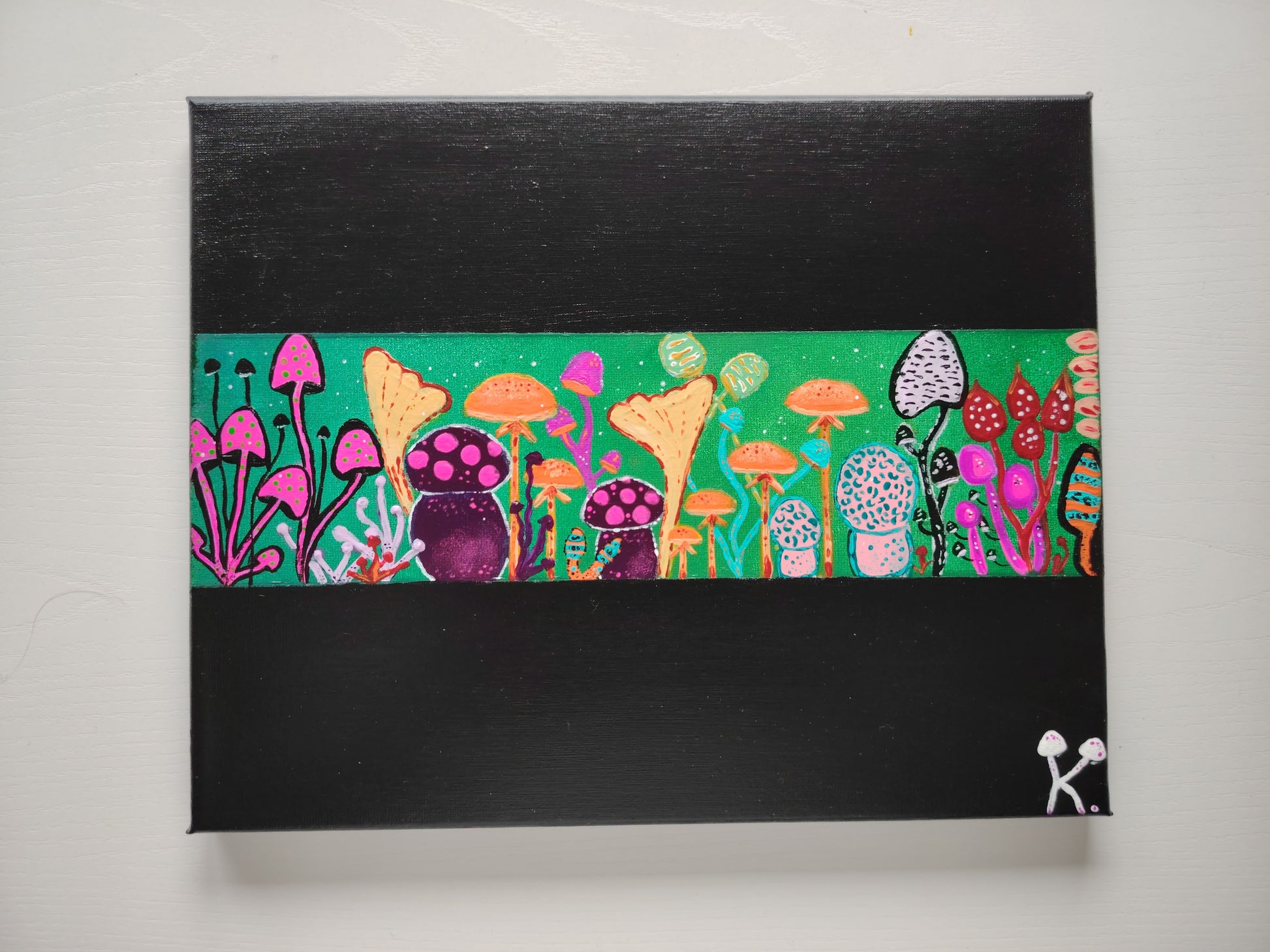 Peinture KOA Mushrooms exposée en intérieur, œuvre contemporaine pop art colorée et décorative