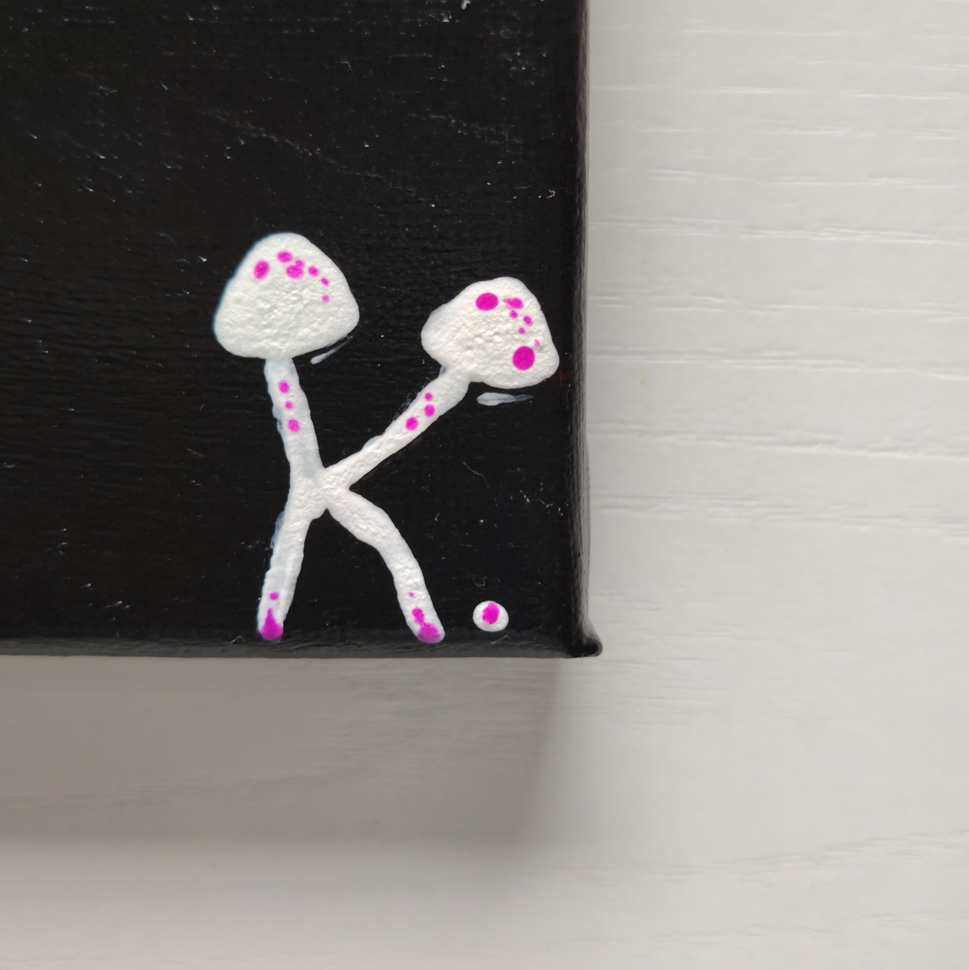 Signature de l’artiste KOA sur l’œuvre Mushrooms avec certificat d’authenticité