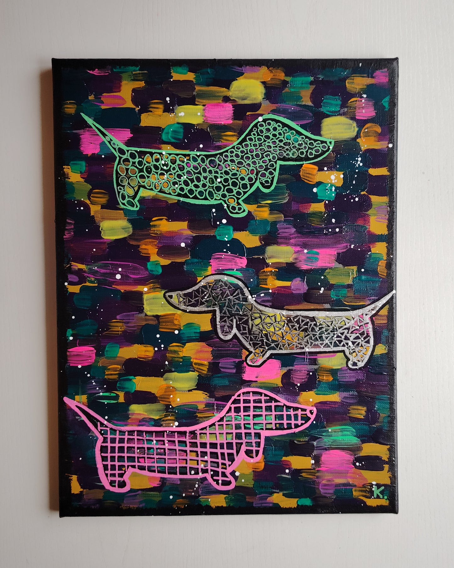 Peinture KOA Play exposée en intérieur, œuvre contemporaine pop graphique et décorative