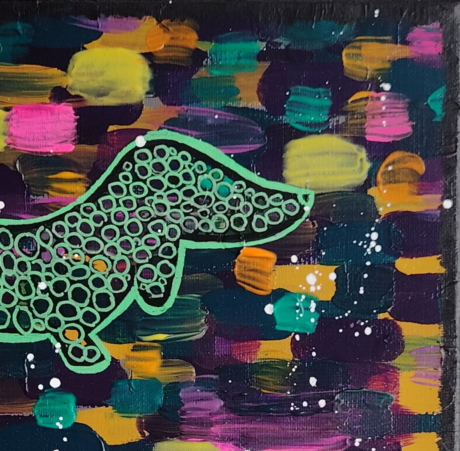 Détail de la peinture KOA Play, teckel stylisé et motifs géométriques colorés