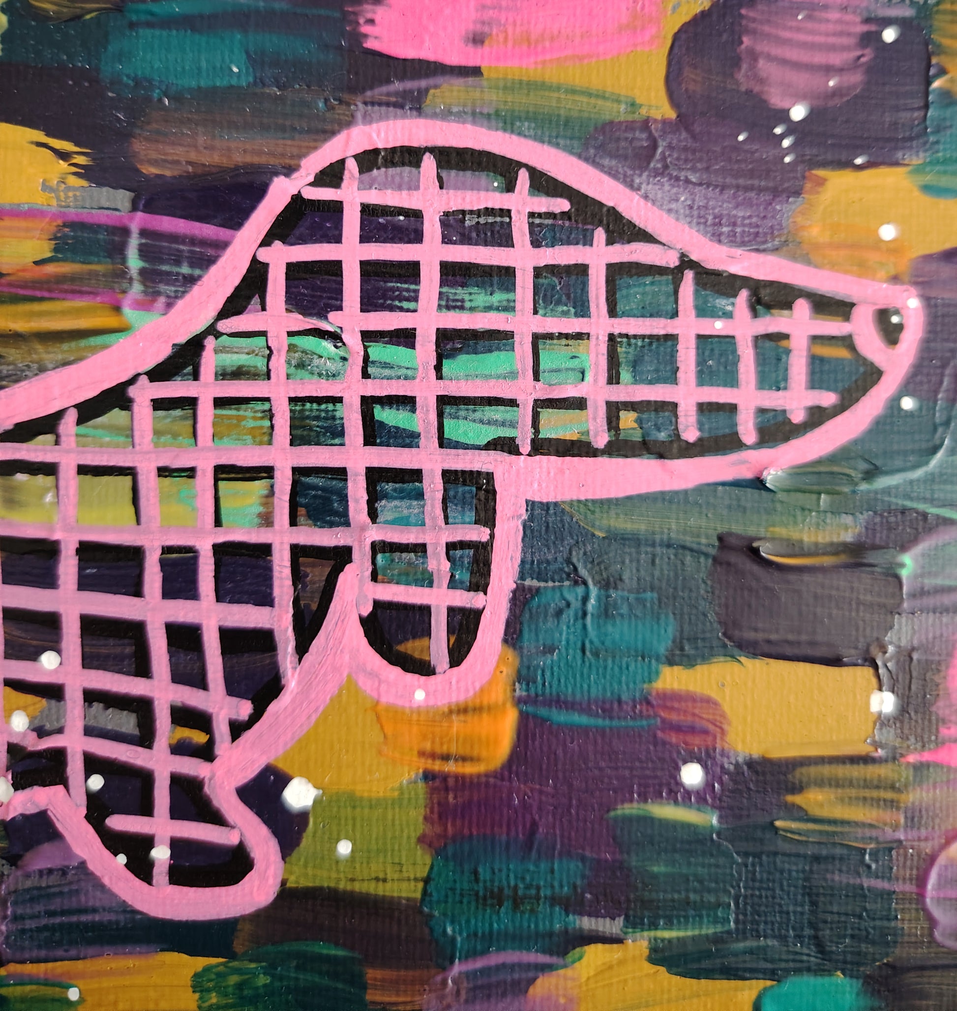 Détail de la peinture KOA Play, teckel stylisé et motifs géométriques colorés