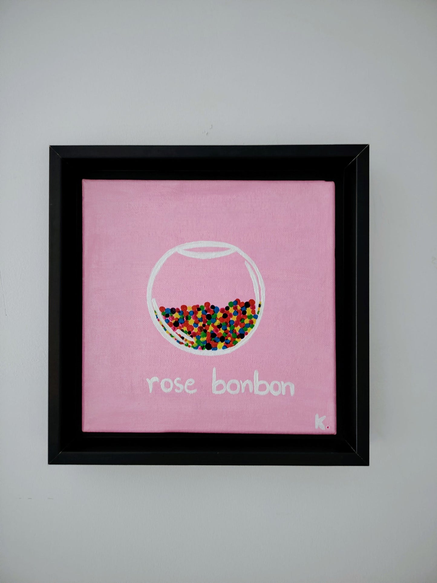 Peinture KOA Rose Bonbon exposée en intérieur, œuvre contemporaine pop colorée et décorative