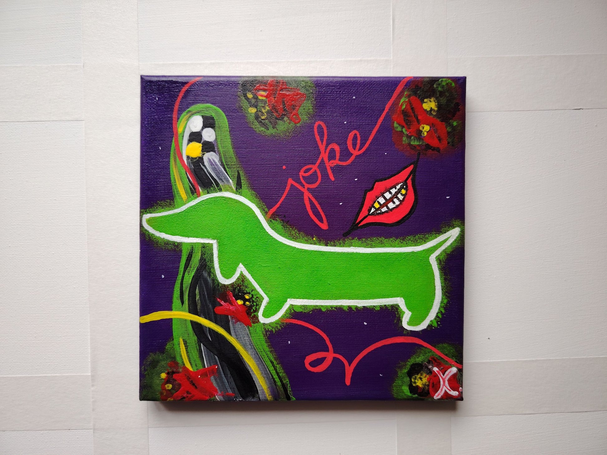 Peinture KOA The Joker exposée en intérieur, œuvre contemporaine pop graphique et décorative