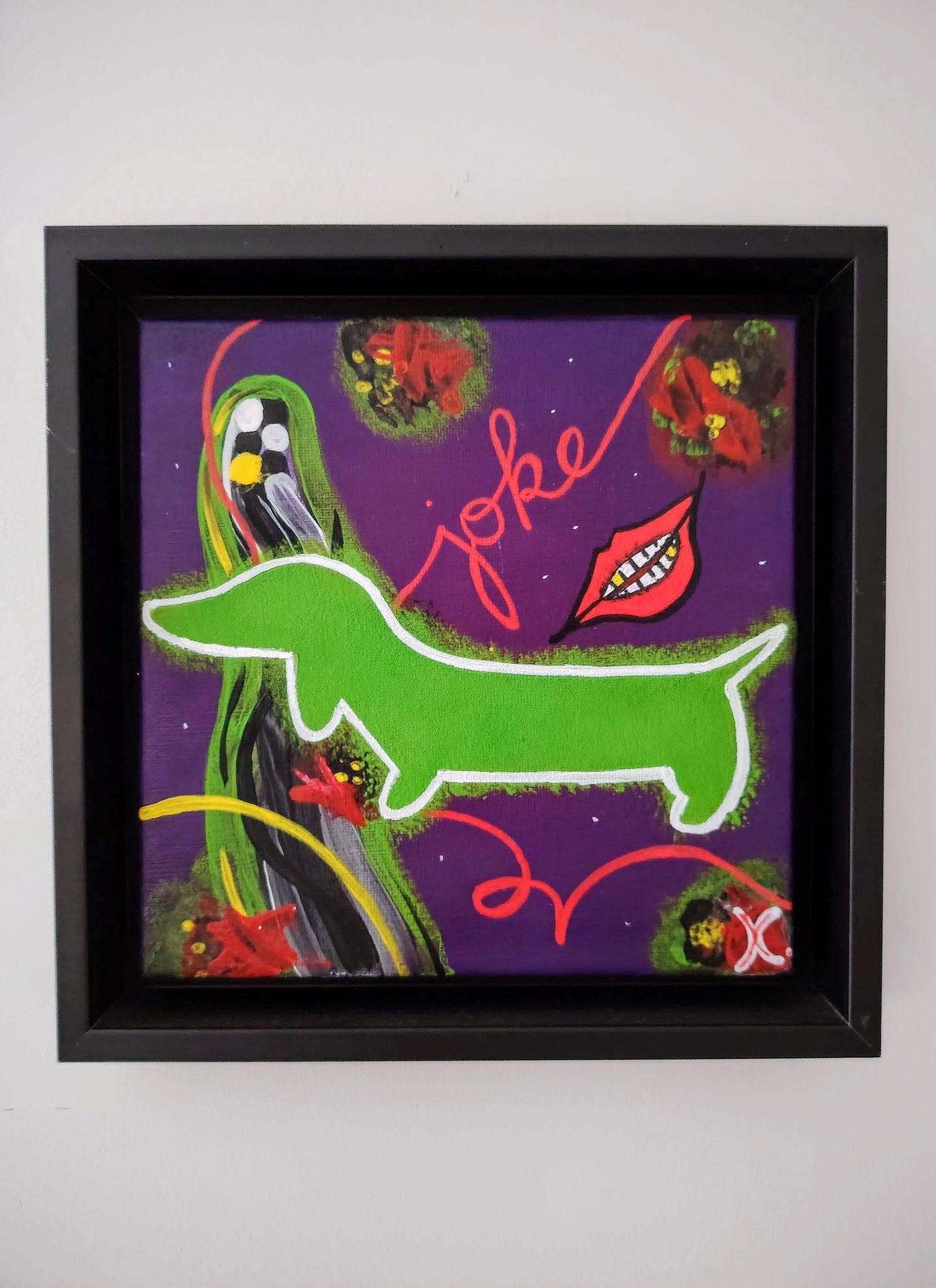 Peinture KOA The Joker exposée en intérieur, œuvre contemporaine pop graphique et décorative avec caisse américaine
