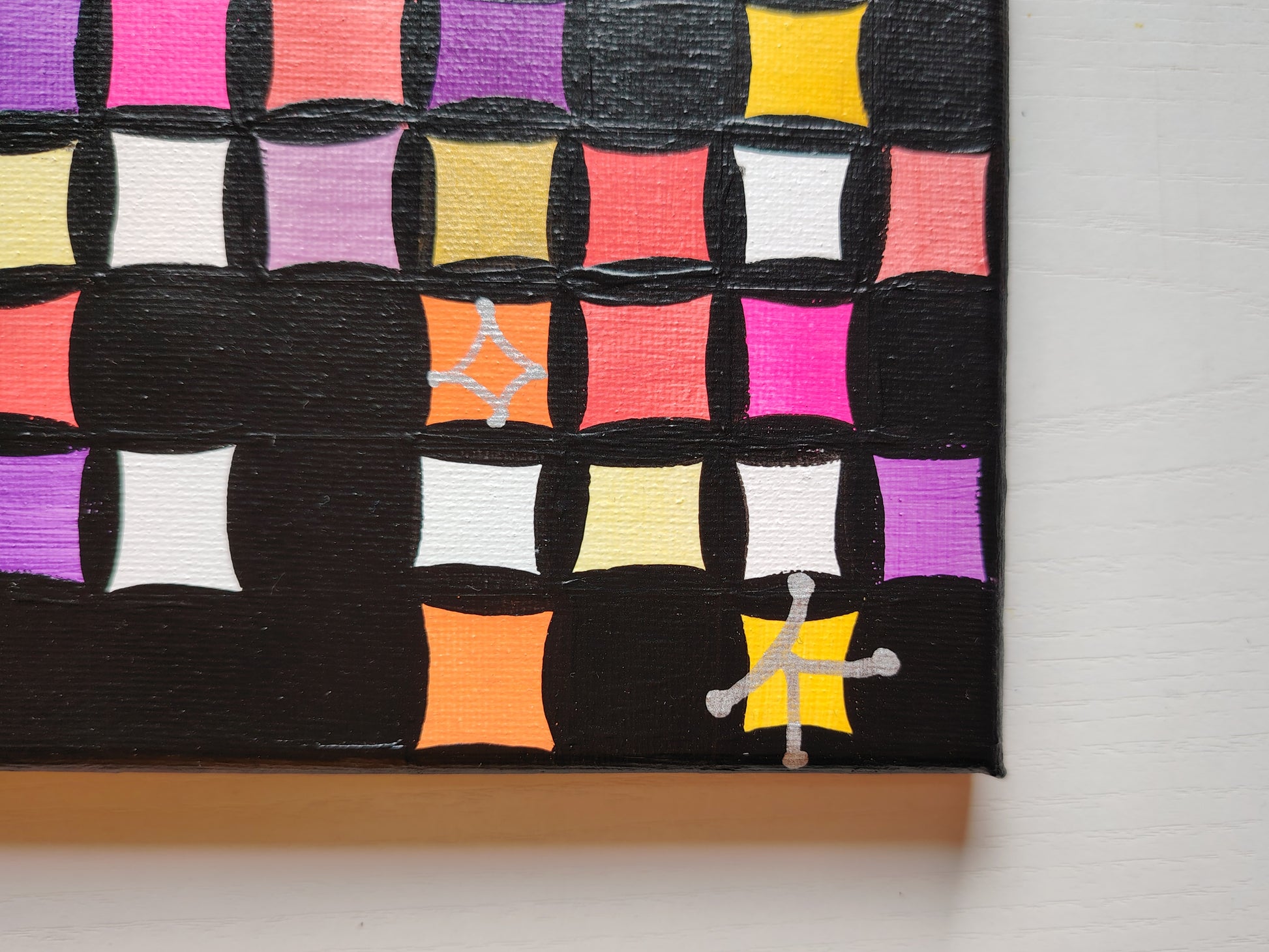 Signature de l’artiste KOA sur l’œuvre Tiens-toi à carreaux avec certificat d’authenticité