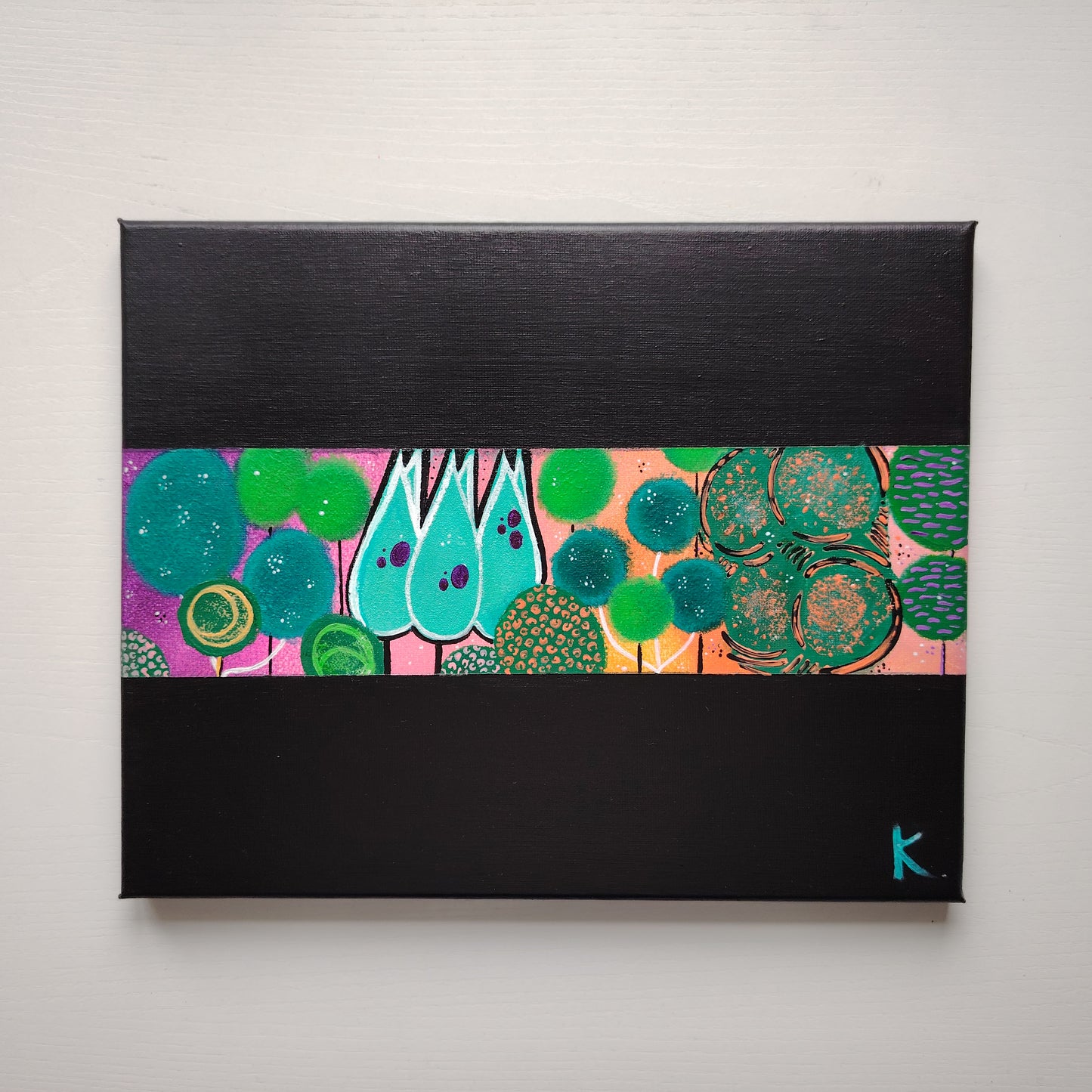 Peinture KOA Trees exposée en intérieur, œuvre contemporaine pop graphique et décorative
