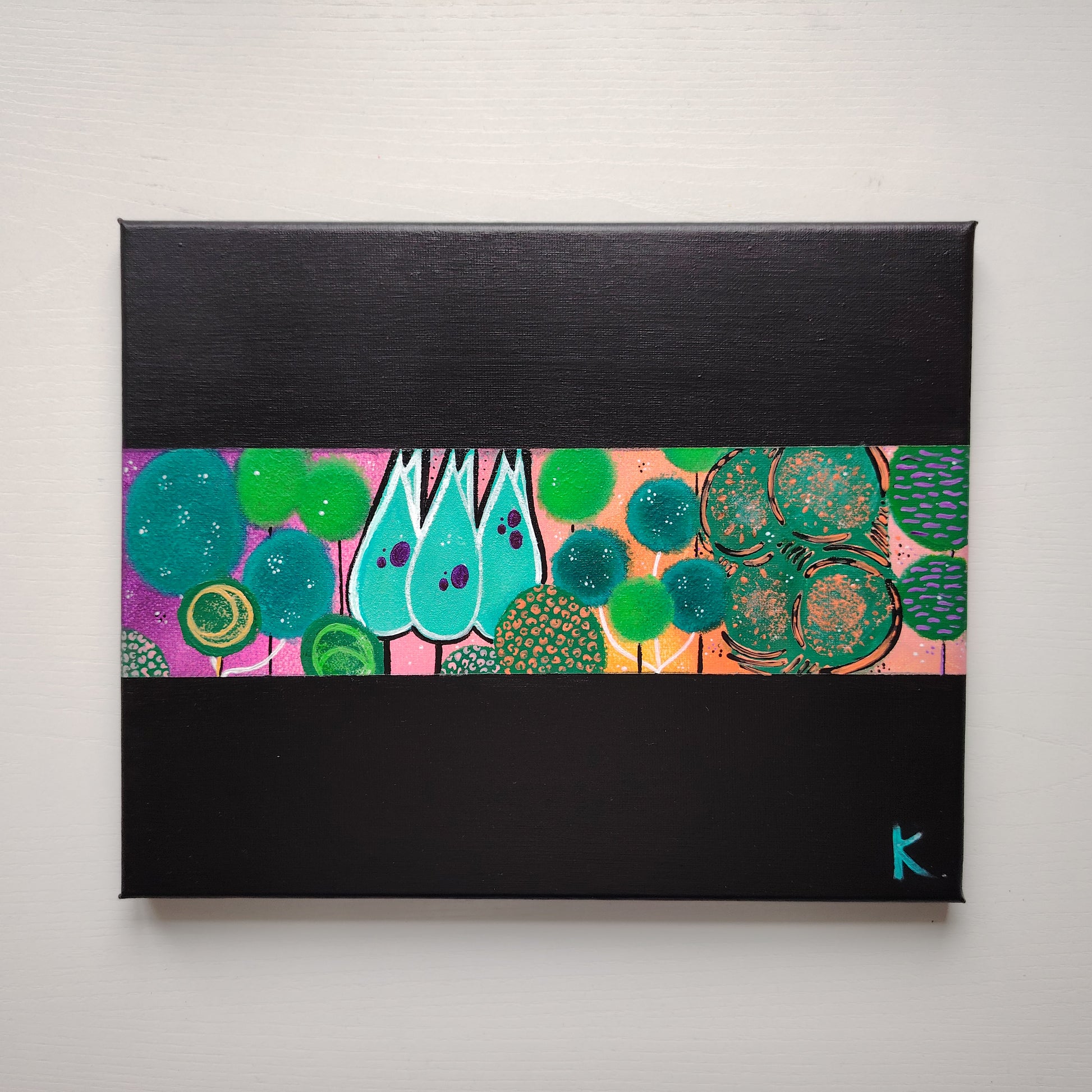 Peinture KOA Trees exposée en intérieur, œuvre contemporaine pop graphique et décorative