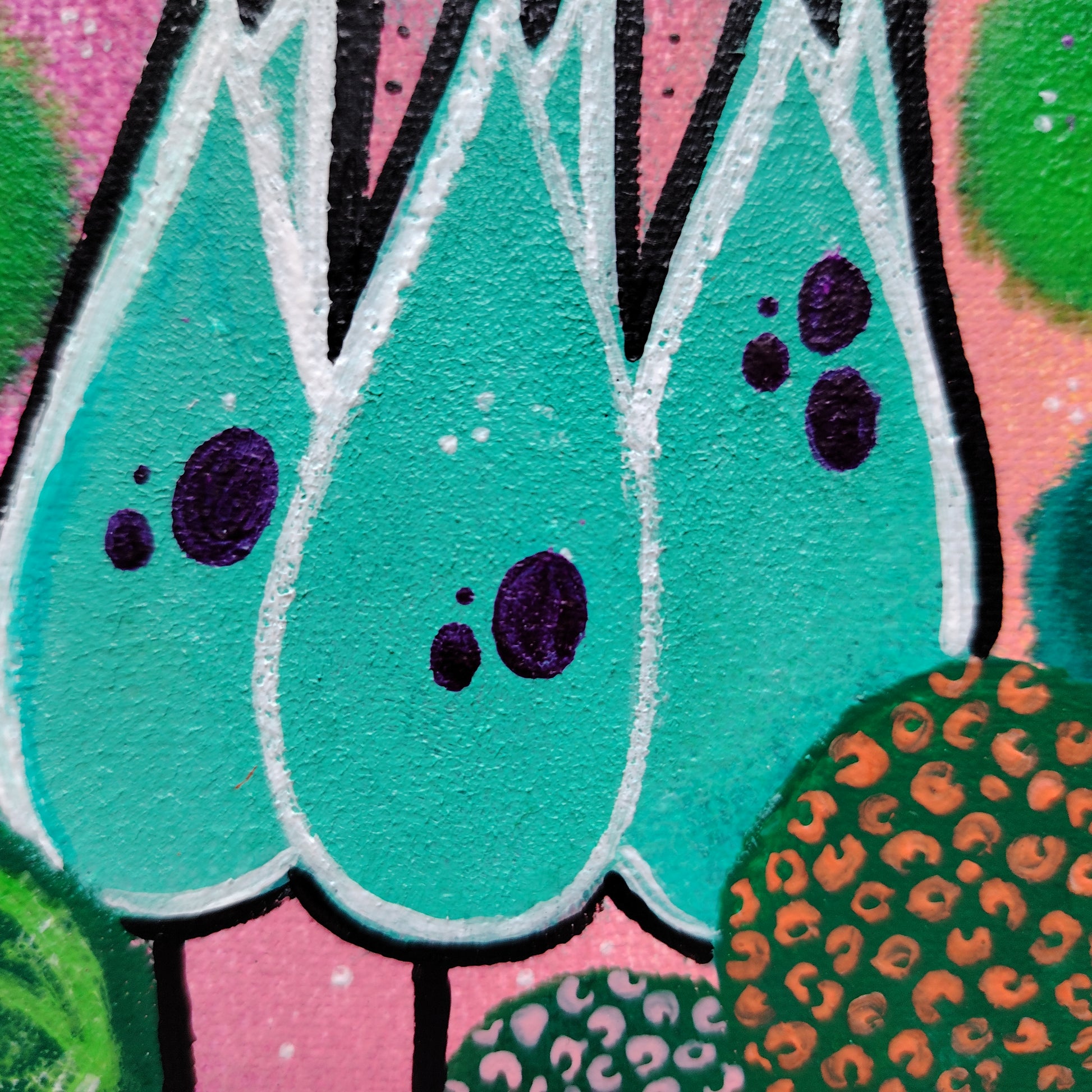 Détail de la peinture KOA Trees, arbres stylisés et nuances de vert et bleu