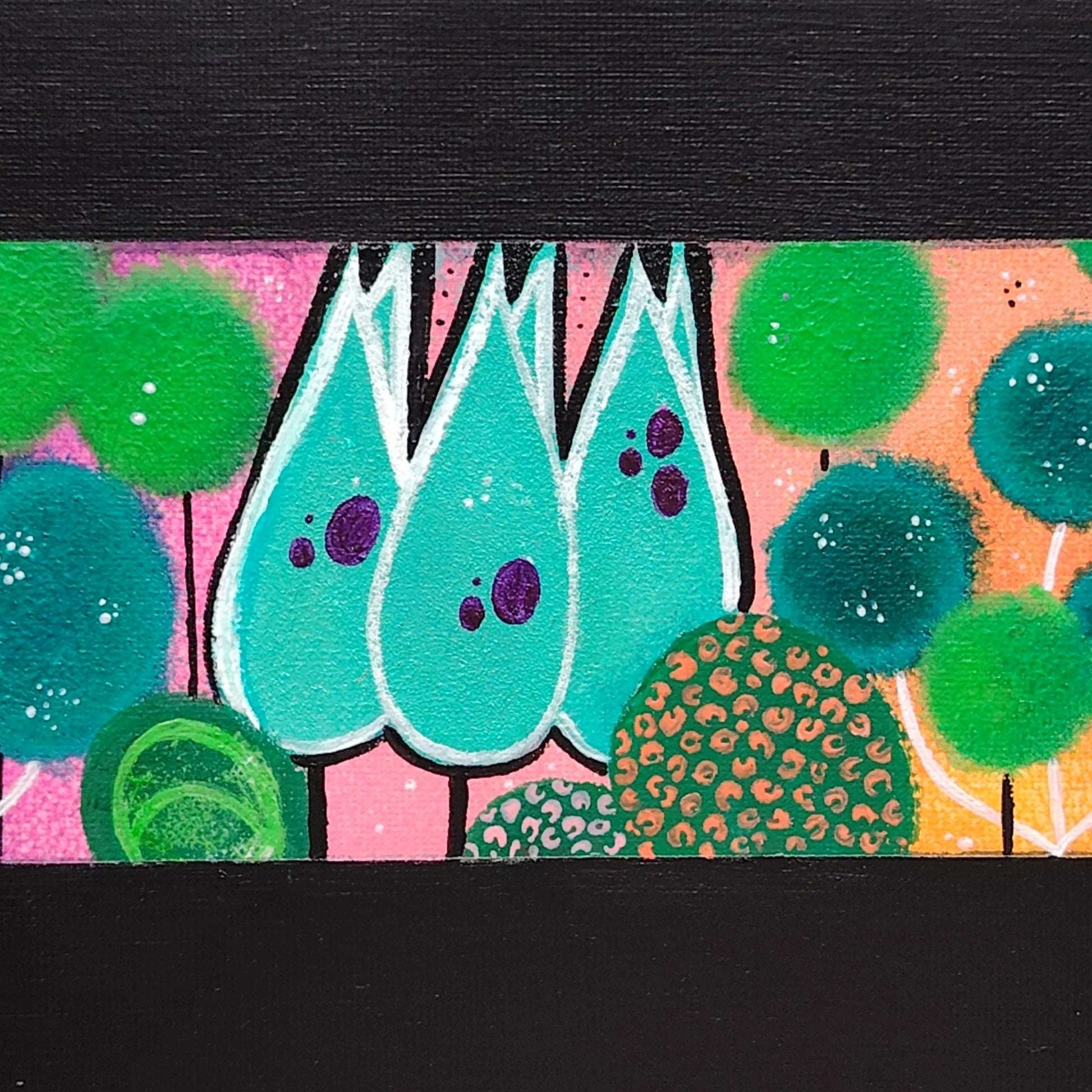 Détail de la peinture KOA Trees, arbres stylisés et nuances de vert et bleu