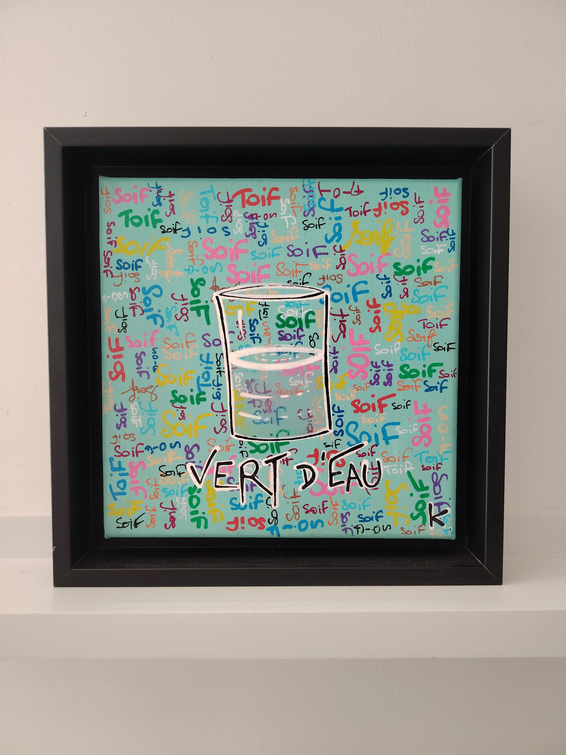 Peinture KOA Vert d’eau exposée en intérieur, œuvre contemporaine pop et décorative avec caisse américaine