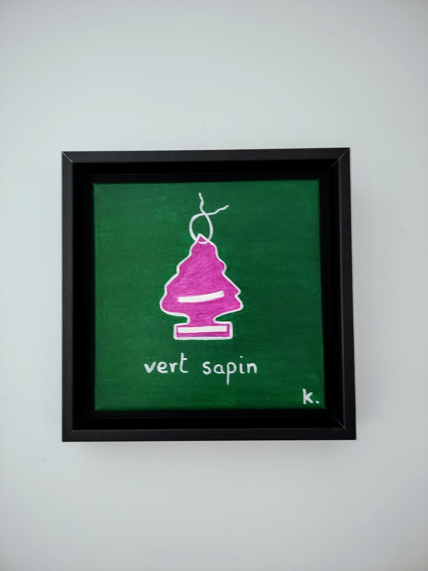 Peinture KOA Vert Sapin exposée en intérieur neutre, œuvre contemporaine pop et décorative