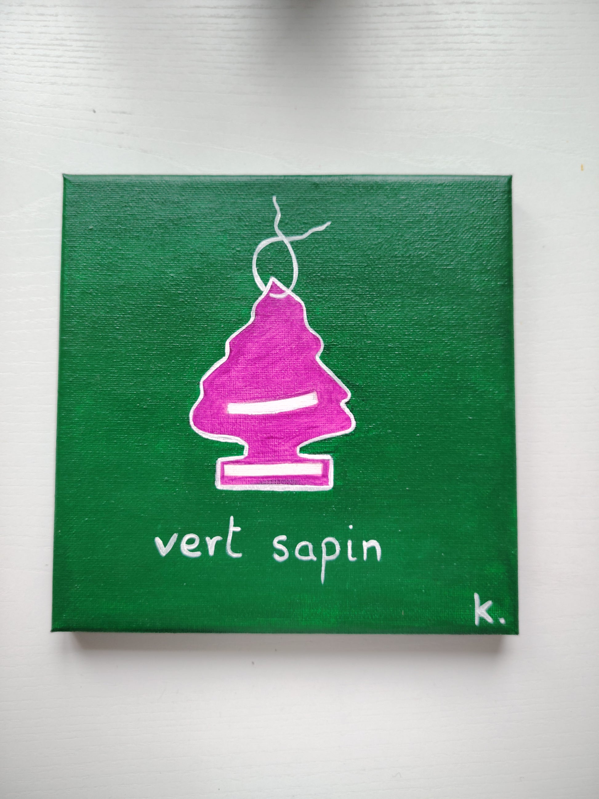 Peinture KOA Vert Sapin exposée en intérieur, œuvre contemporaine pop et décorative