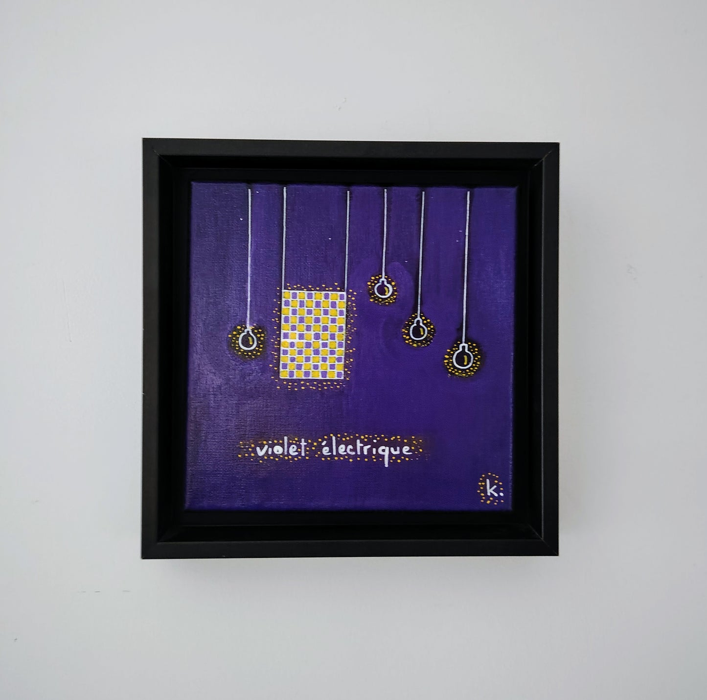 Peinture KOA Violet Électrique exposée en intérieur, œuvre contemporaine minimaliste et lumineuse avec caisse américaine