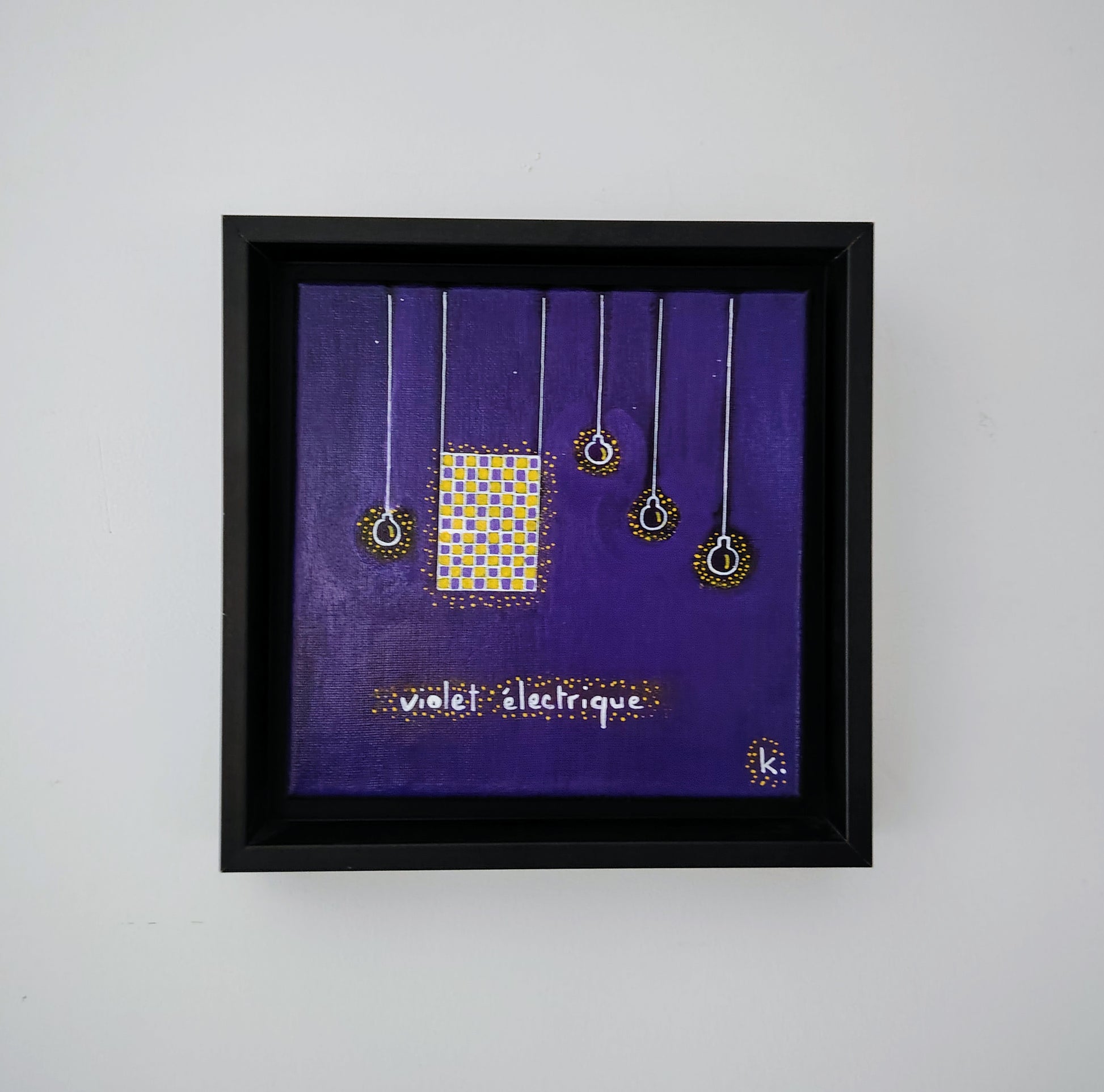 Peinture KOA Violet Électrique exposée en intérieur, œuvre contemporaine minimaliste et lumineuse avec caisse américaine