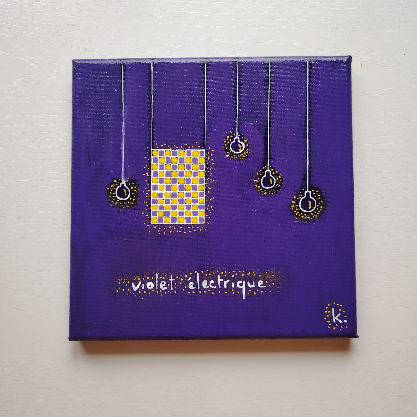 Peinture KOA Violet Électrique exposée en intérieur, œuvre contemporaine minimaliste et lumineuse