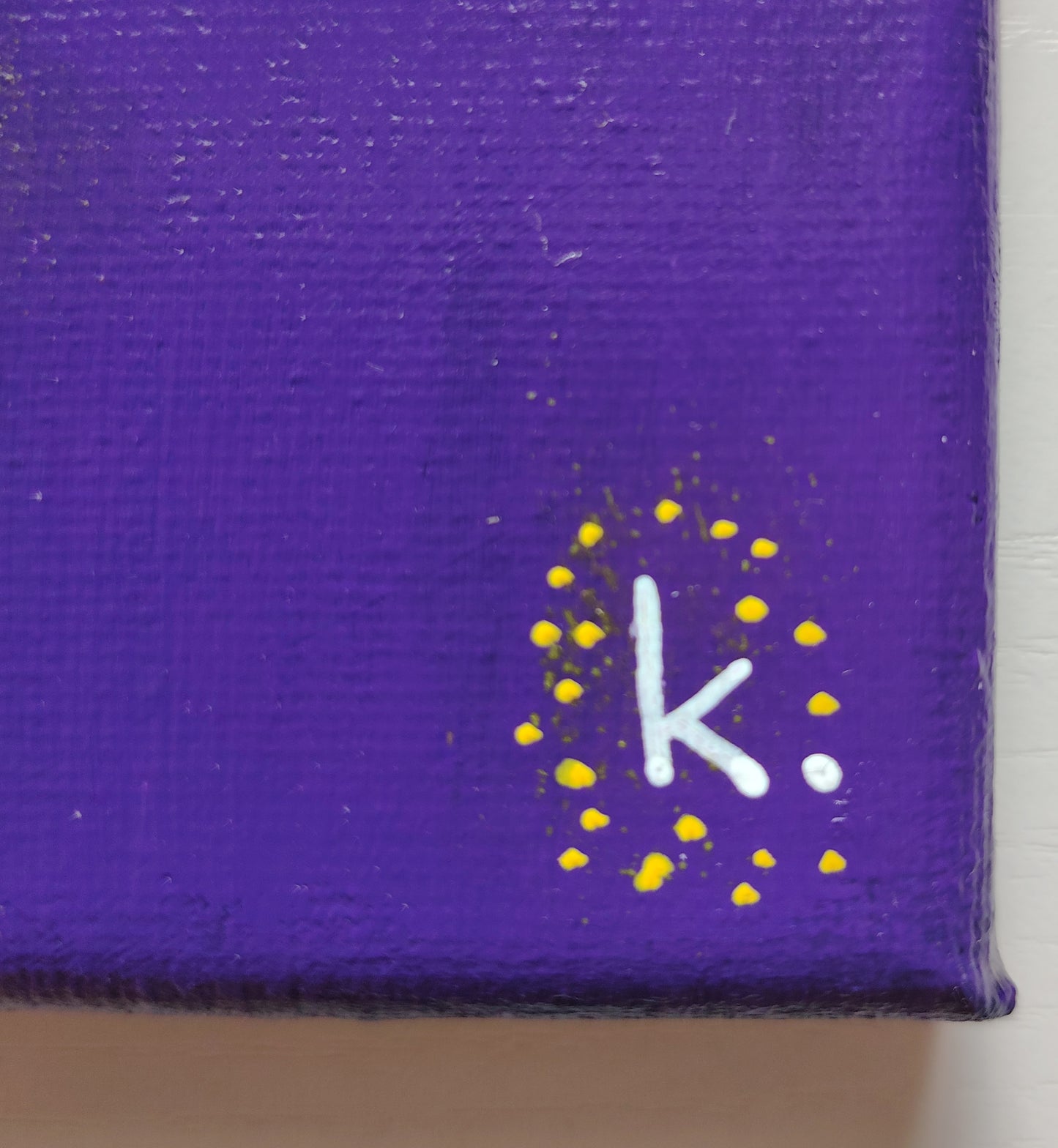 Signature de l’artiste KOA sur l’œuvre Violet Électrique avec certificat d’authenticité