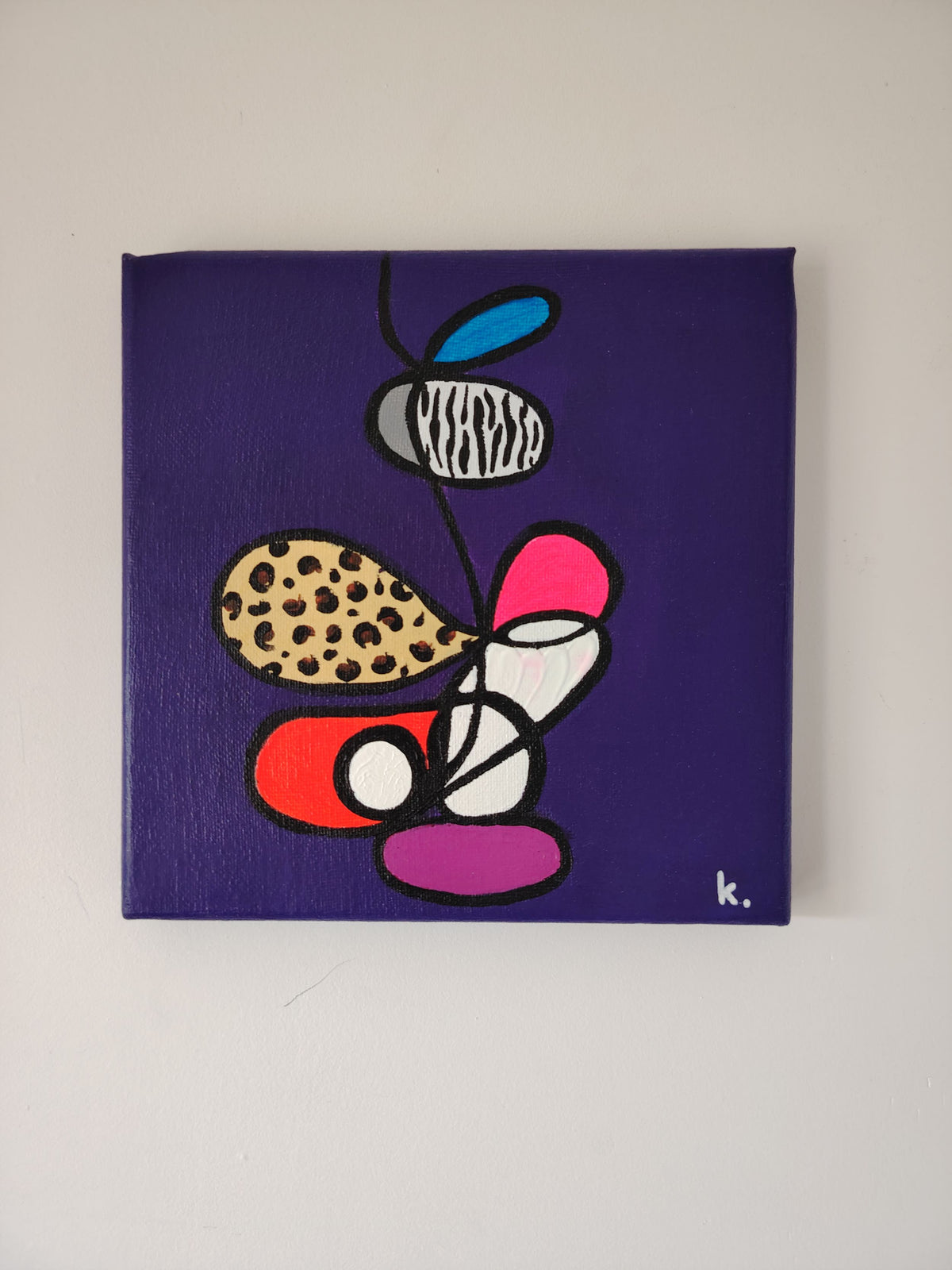 Oeuvre de KOA Existe en situation dans un intérieur blanc contemporain