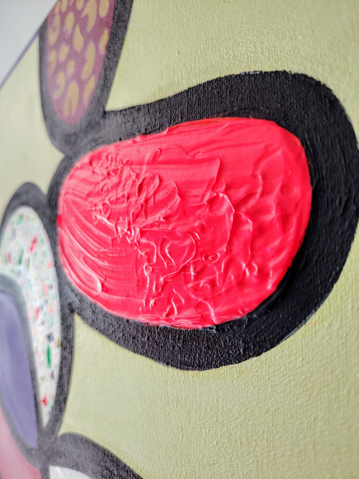 détail de la texture d'une toile réalisée par l'artiste française koa