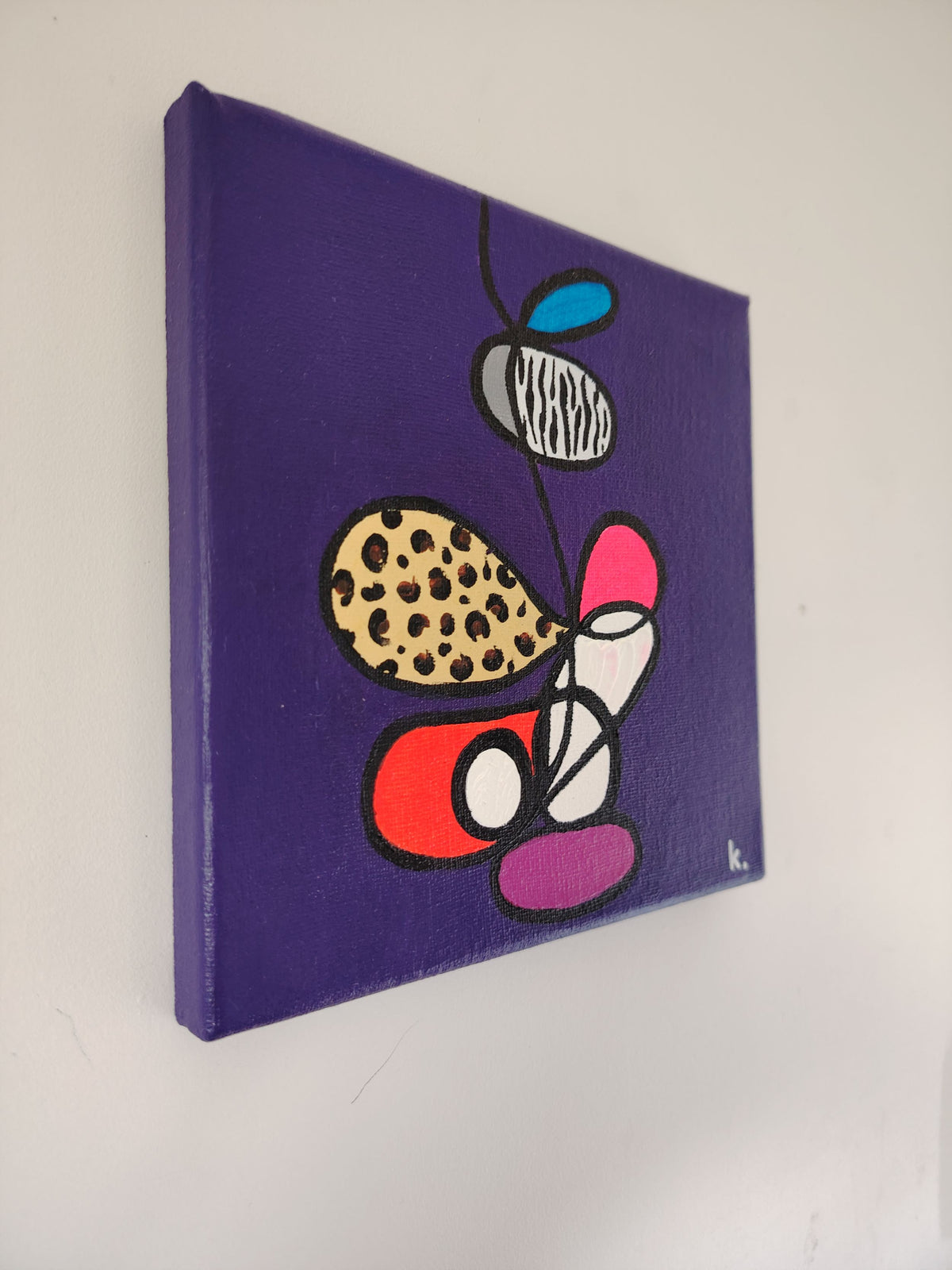 Vue de la tranche de la toile acrylique de KOA intitulée Existe 
